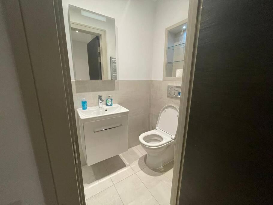Monthly Stays 1Bed Serviced Studio Apartment Free Wifi & Netflix Whitechapel London Perfect For Solo & Coupled Guests Exterior photo